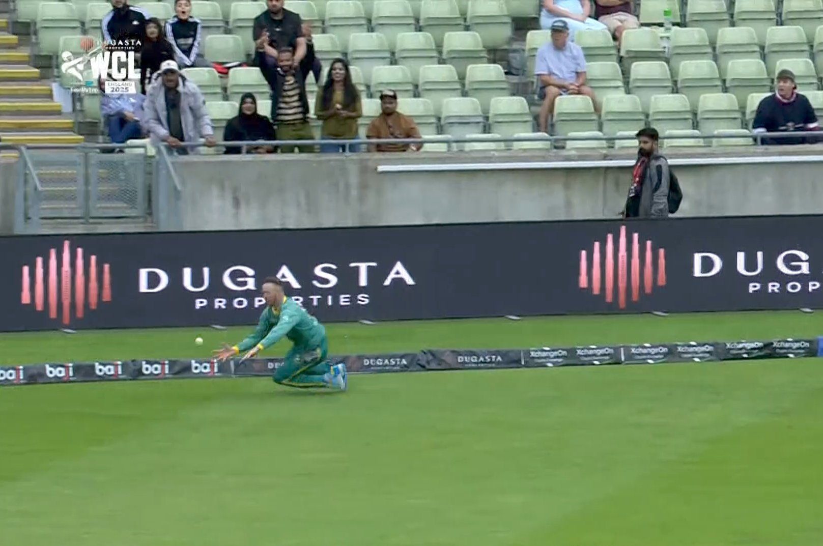 Watch: AB de Villiers effect last-ball run out